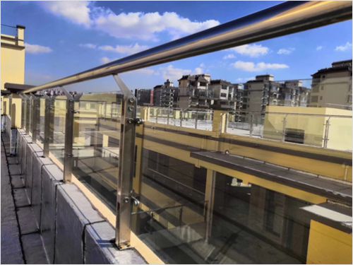 商場(chǎng)玻璃防護(hù)欄